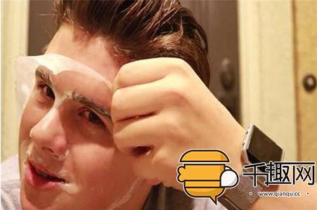 男子往脸上涂乳胶漆撕下奇迹出现:变白了(图) 男子往脸上涂乳胶漆撕下奇迹出现:变白了(图)