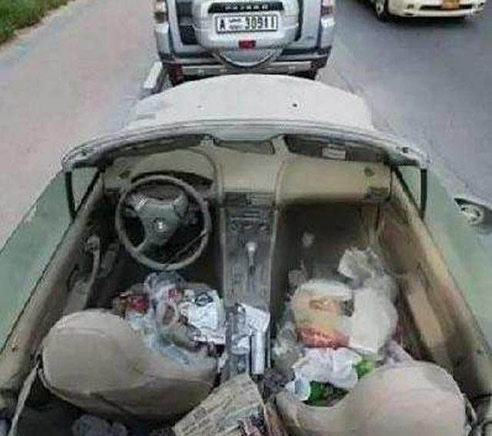 乞丐倚在保时捷上吸二手烟结果...（组图）