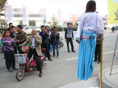 美女街头表演悬浮术 知道真相后村民笑哭了(组图) 美女街头表演悬浮术 知道真相后村民笑哭了(组图)