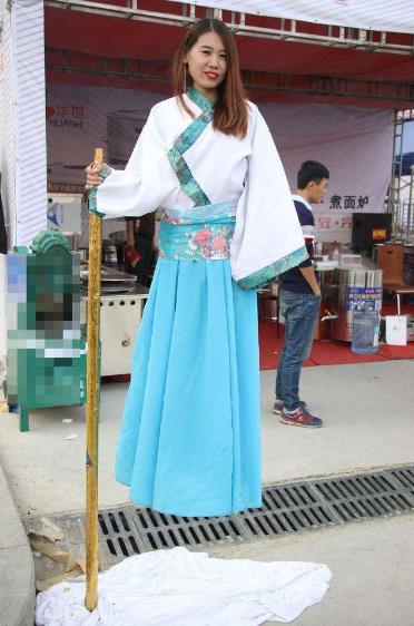 美女街头表演悬浮术 知道真相后村民笑哭了(组图) 美女街头表演悬浮术 知道真相后村民笑哭了(组图)