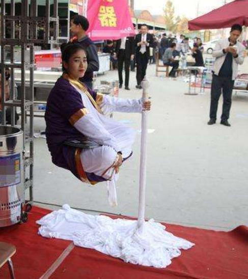 美女街头表演悬浮术 知道真相后村民笑哭了(组图) 美女街头表演悬浮术 知道真相后村民笑哭了(组图)