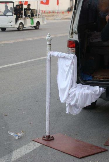 美女街头表演悬浮术 知道真相后村民笑哭了(组图) 美女街头表演悬浮术 知道真相后村民笑哭了(组图)