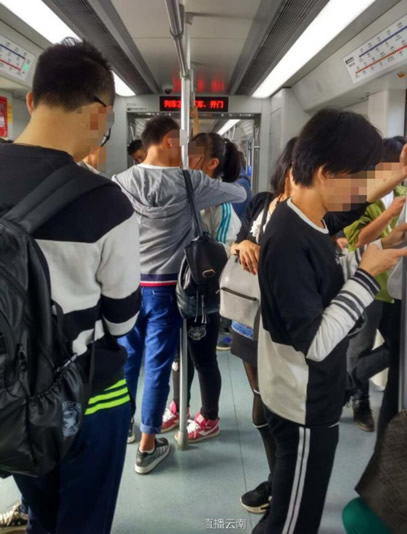 情侣地铁恩爱秀不停:一路拥吻11个站25分钟