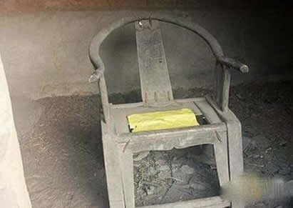 山村一把太师椅放50年 没人敢捡（原来是这样）