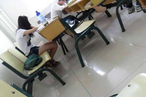 女大学生教室睡觉 下一幕很恐慌（图）