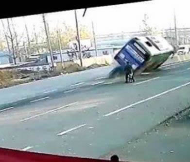 惊险！公交车为做这事竟发生…（图）