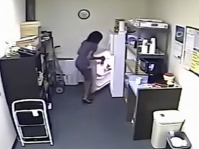 女子偷喝牛奶后挤自己的奶补回（图）