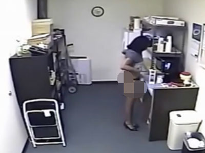 女子偷喝牛奶后挤自己的奶补回（图）