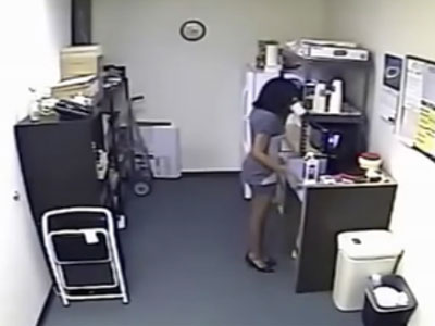 女子偷喝牛奶后挤自己的奶补回（图）