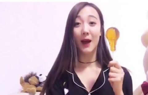 美女嘴巴硬塞灯泡糖结果悲剧了(图) 美女嘴巴硬塞灯泡糖结果悲剧了(图)