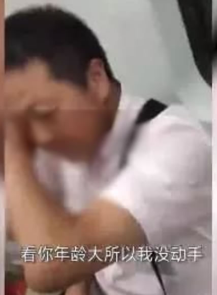 地铁遭遇咸猪手女子竟这么做（图）