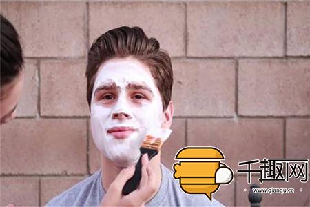 男子往脸上涂乳胶漆撕下奇迹出现（组图）