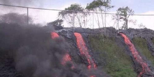 男子旅游看见一片红液体撒腿就跑（组图）