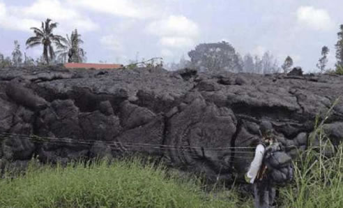 男子旅游看见一片红液体撒腿就跑（组图）