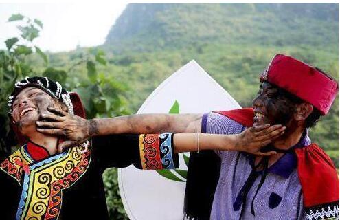 奇葩风俗入洞房前夫妻要先干这事（图）