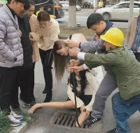 美女大腿卡在下水道原因很尴尬(图) 美女大腿卡在下水道原因很尴尬(图)