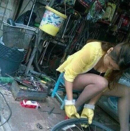 搞笑：如今能踏踏实实修补自行车的姑娘不多了啊