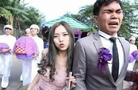 小伙子，要知足，这么漂亮的媳妇还不满意呢？