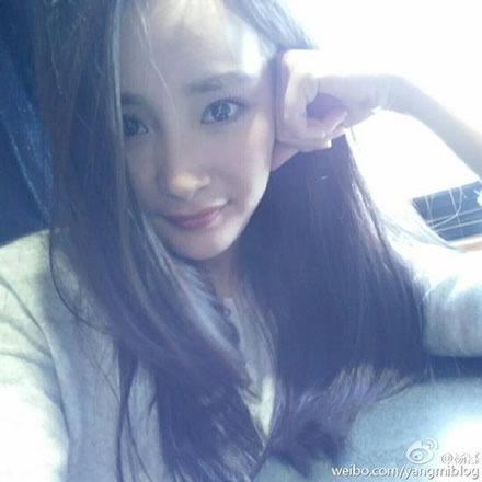 杨幂晒美照撞脸唐嫣：不注意还以为是糖糖（图）