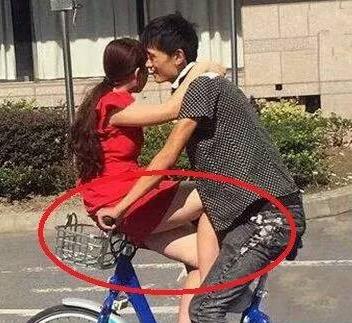 被你猜到哥就不用出来混了。只见那孩子微笑着对我说：叔叔，你真懂事