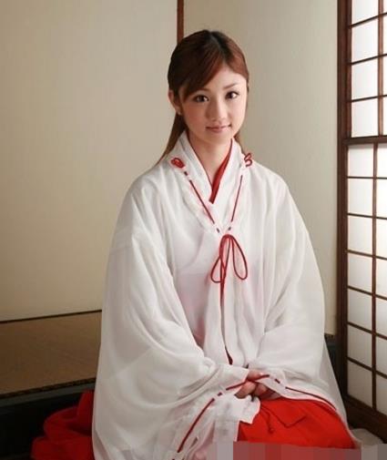 日本从事这职业要25岁以下不嫁人(组图) 日本从事这职业要25岁以下不嫁人(组图)