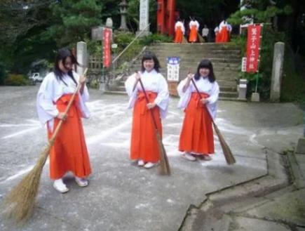 日本从事这职业要25岁以下不嫁人(组图) 日本从事这职业要25岁以下不嫁人(组图)