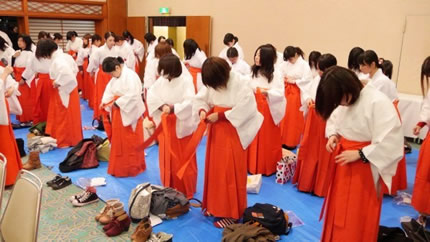 日本从事这职业要25岁以下不嫁人(组图) 日本从事这职业要25岁以下不嫁人(组图)