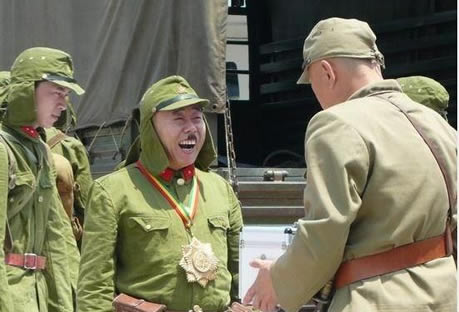 日本兵帽子上的两块垂布有何用(图) 日本兵帽子上的两块垂布有何用(图)