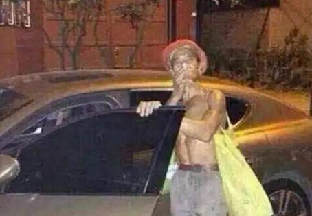 乞丐倚在保时捷上吸二手烟结果...（图）