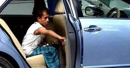 乞丐倚在保时捷上吸二手烟结果...（图）