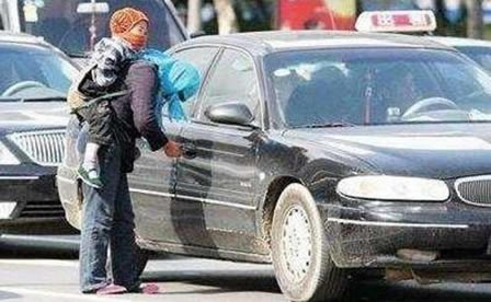 乞丐倚在保时捷上吸二手烟结果...（图）