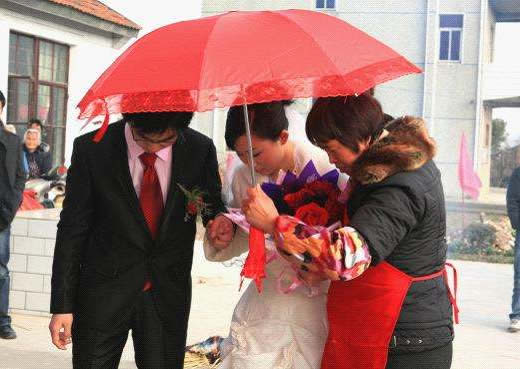 结婚时的红伞是谁来打：结婚打伞有什么讲究