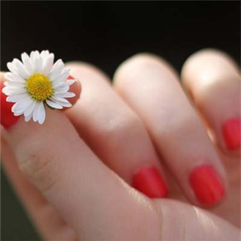 红色简单款新娘美甲图片：红色款新娘美甲图案