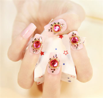 2018最新喜气的美甲款式：新娘美甲图片欣赏（图）