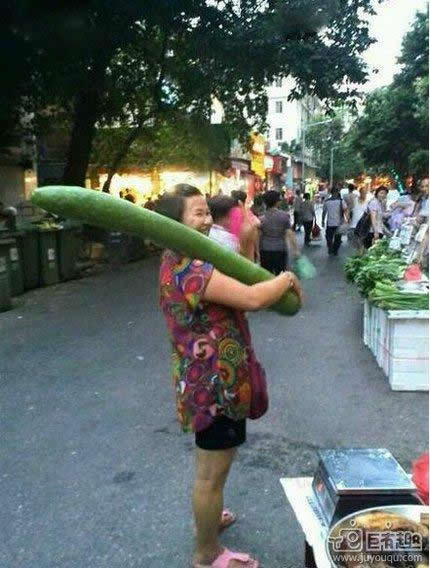 美女，现在不流行吃玉米棒子了，如今流行吃藕，透气排水