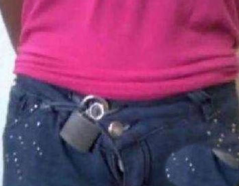 女孩的裤子用锁头锁12年:原因让人唏嘘(图) 女孩的裤子用锁头锁12年:原因让人唏嘘(图)