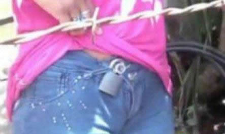 女孩的裤子用锁头锁12年:原因让人唏嘘(图) 女孩的裤子用锁头锁12年:原因让人唏嘘(图)