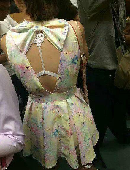 好漂亮的蝴蝶结，衣服的款式也很前卫