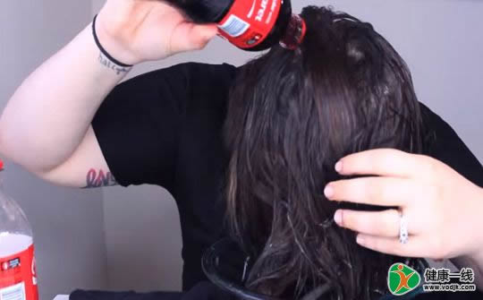 女子用可乐洗头吹干后奇迹出现了（图）