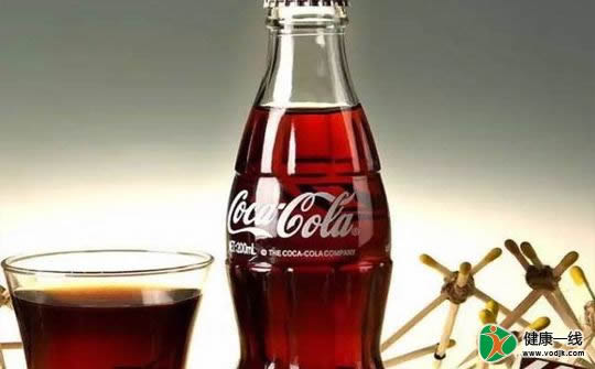 女子用可乐洗头吹干后奇迹出现了（图）