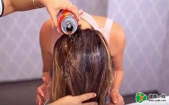 女子用可乐洗头吹干后奇迹出现了（图）