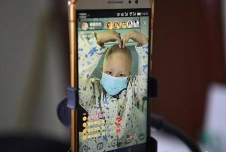 6岁重症女孩病床上直播挣钱（图）