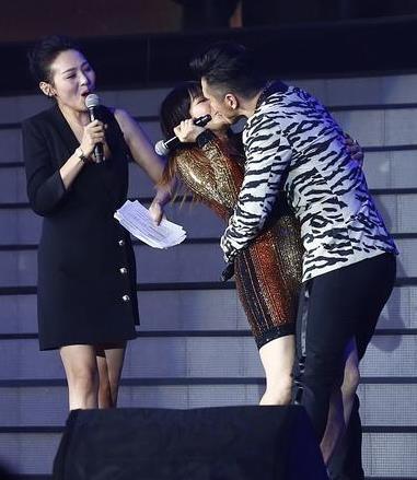 钟丽缇携嫩夫又亲又抱:钟丽缇早年大尺度写真(图) 钟丽缇携嫩夫又亲又抱:钟丽缇早年大尺度写真(图)