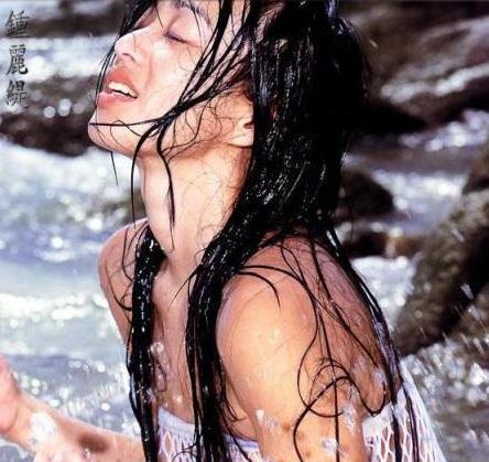 钟丽缇携嫩夫又亲又抱:钟丽缇早年大尺度写真(图) 钟丽缇携嫩夫又亲又抱:钟丽缇早年大尺度写真(图)