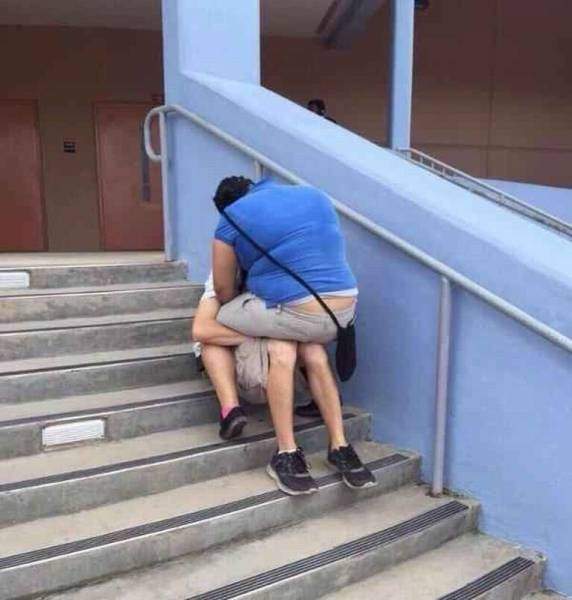 只是在帮基友练习空中仰卧起坐而已，不要瞎想