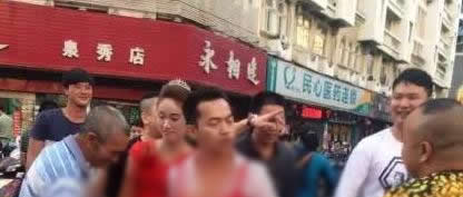 新人在街头闹洞房：新人怪异打扮游街（图文）