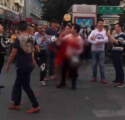 新人在街头闹洞房：新人怪异打扮游街（图文）