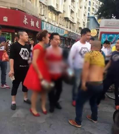 新人在街头闹洞房：新人怪异打扮游街（图文）