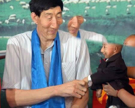 中国最高的人:鲍喜顺身高2.36米(吉尼斯认证) 中国最高的人:鲍喜顺身高2.36米(吉尼斯认证)