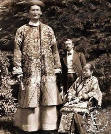 中国最高的人:鲍喜顺身高2.36米(吉尼斯认证) 中国最高的人:鲍喜顺身高2.36米(吉尼斯认证)